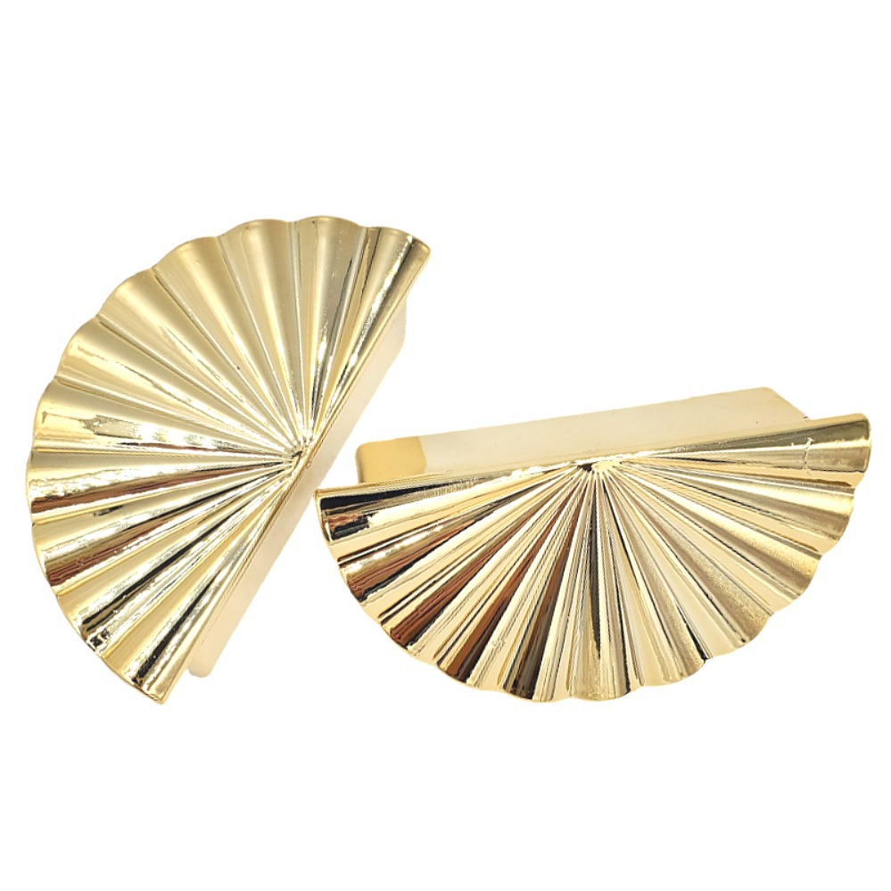 Fan-shaped gold handle